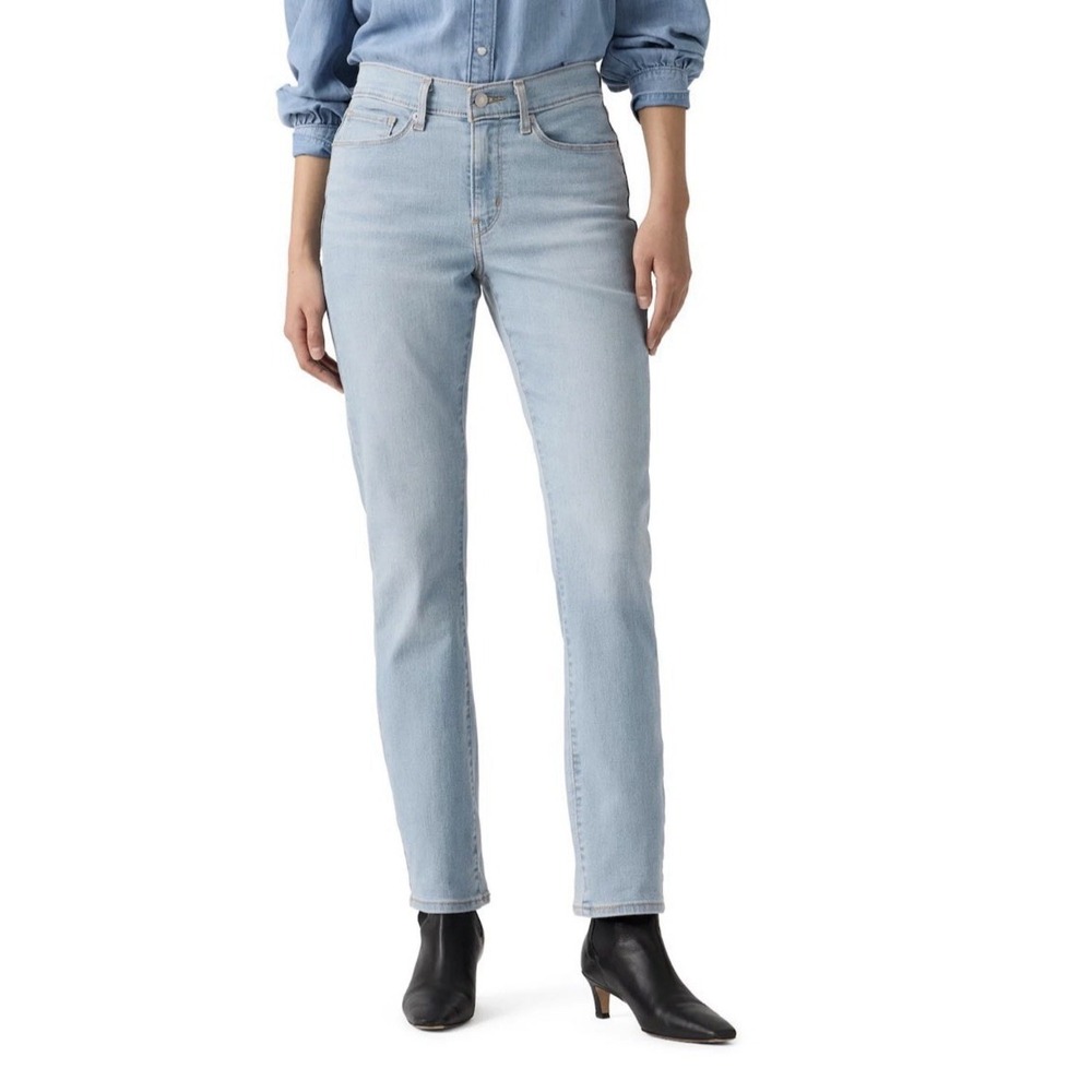 NWT Levis Women's 6M Classic Straight Leg Mid Rise Jeans Light Wash Denim